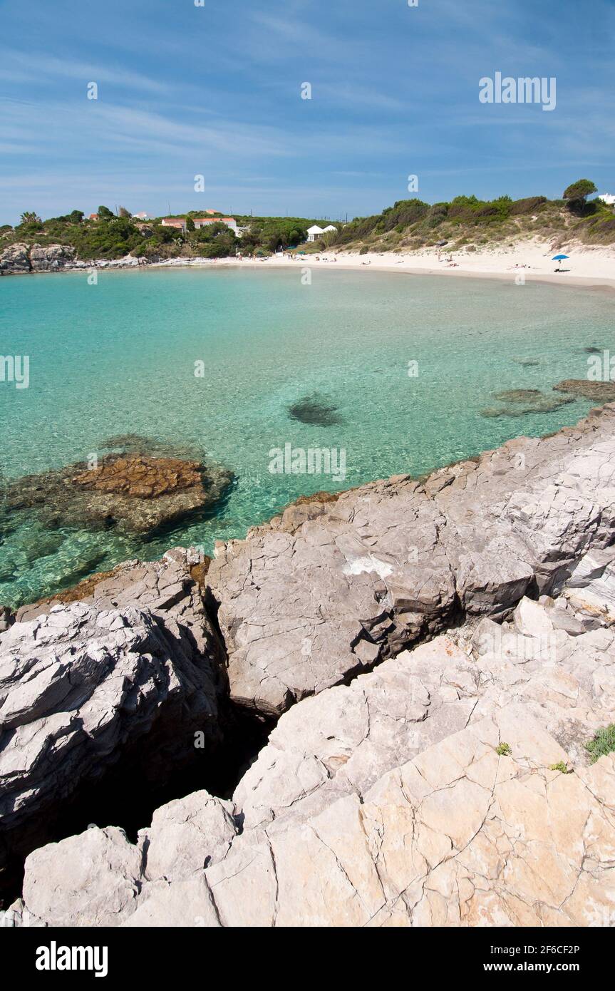 acqua cristalina, sabbia bianca e rocce colorano la spiaggia di la Bobba, Carloforte, isola di San Pietro, Sardegna Foto Stock