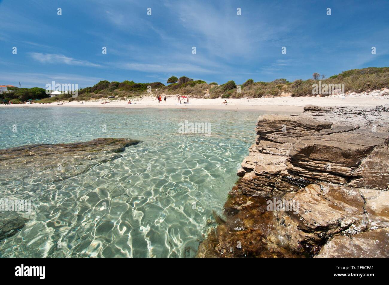 acqua cristalina, sabbia bianca e rocce colorano la spiaggia di la Bobba, Carloforte, isola di San Pietro, Sardegna Foto Stock