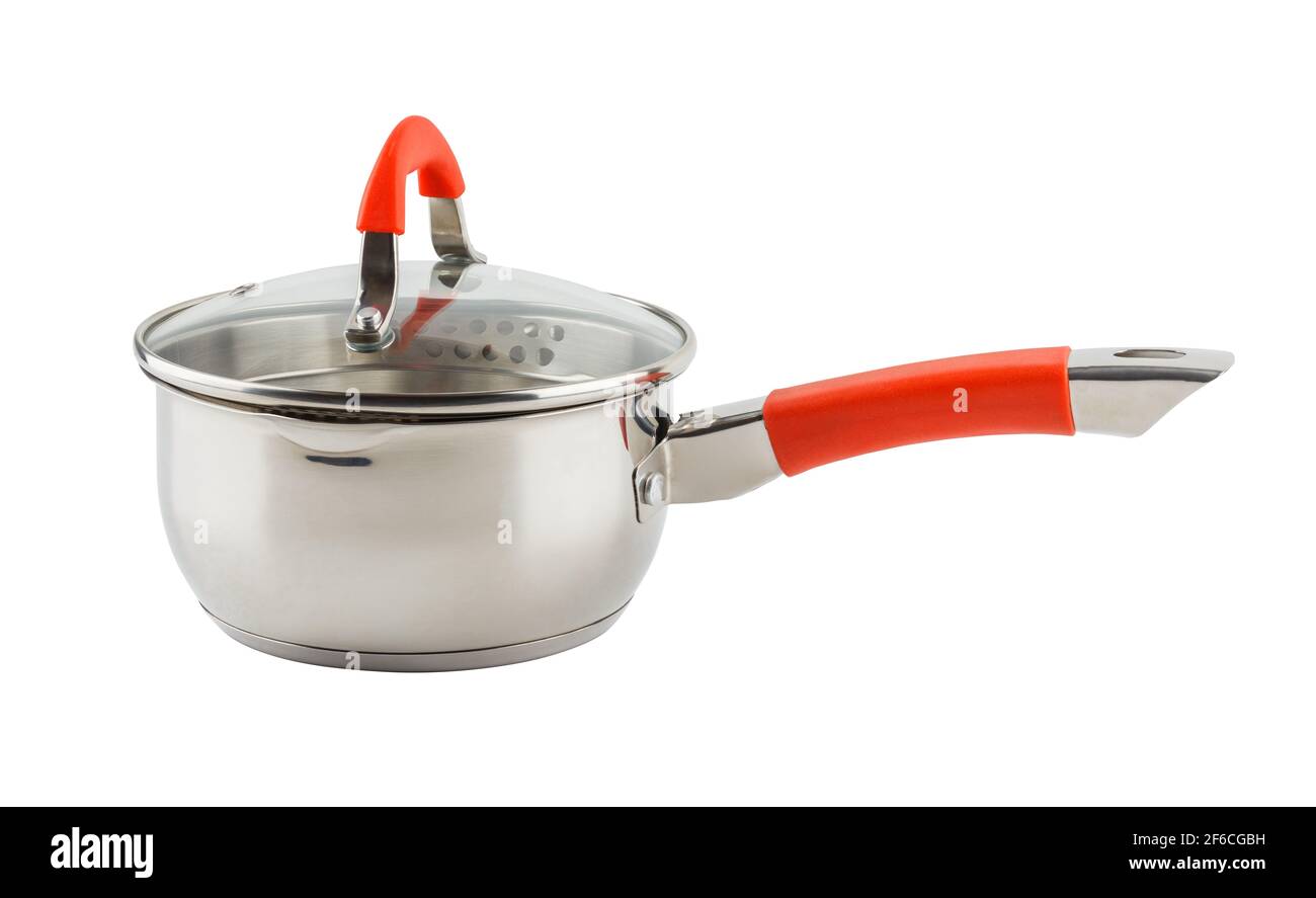 piccolo recipiente in acciaio inox lucido con manico in silicone arancione e. coperchio in vetro - isolato su sfondo bianco Foto Stock