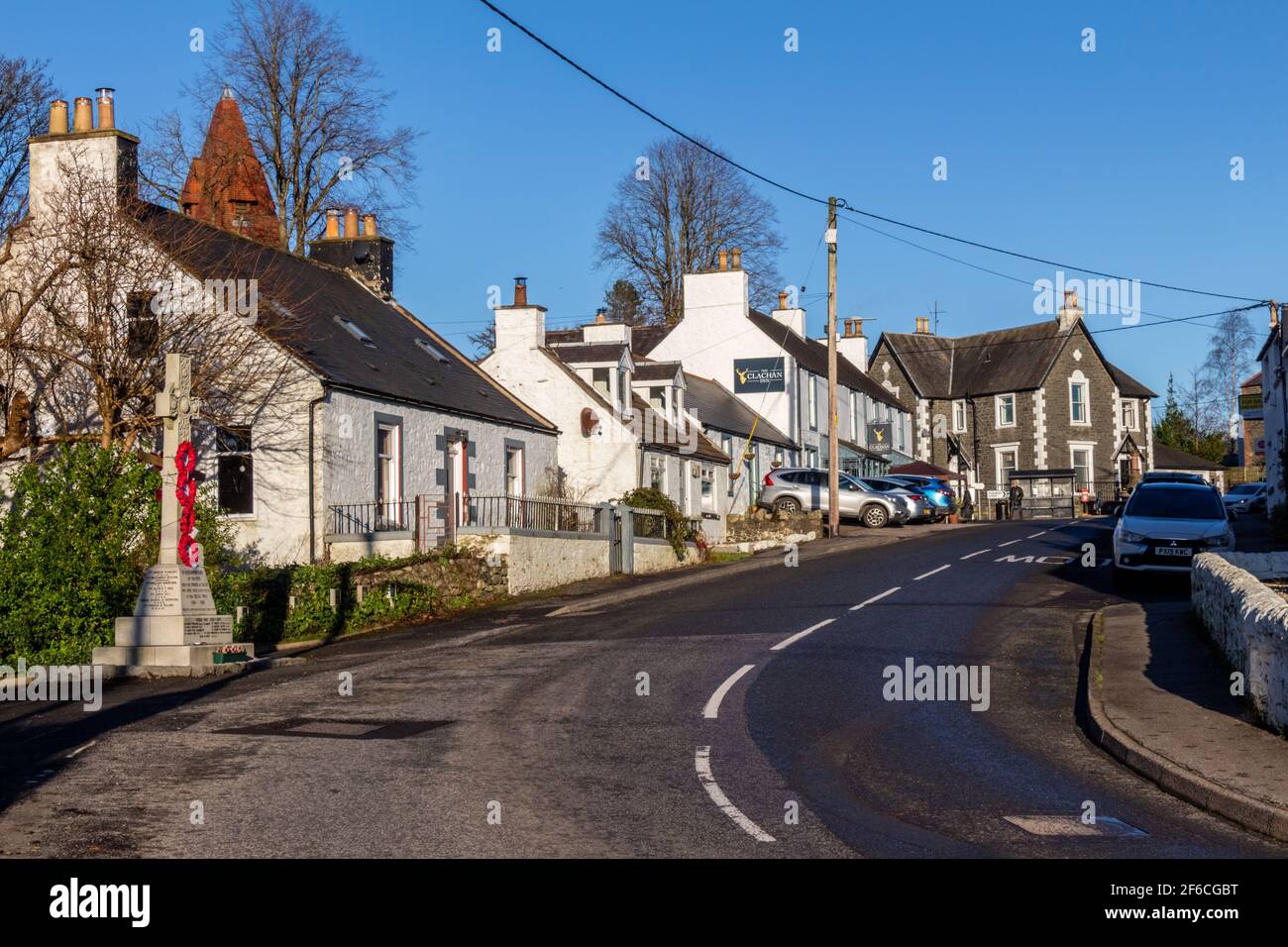 Dalry, Scozia - 24 dicembre 2020: La strada principale sulla A713 Ayr Road nella città di San Giovanni di Dalry, Dumfries e Galloway, Scozia Foto Stock