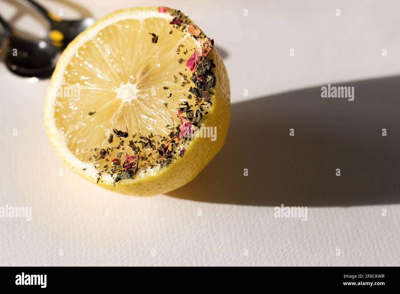 Metà fresche di limone con erbe da tè su sfondo bianco. Frutti mediterranei della dieta, Foto Stock
