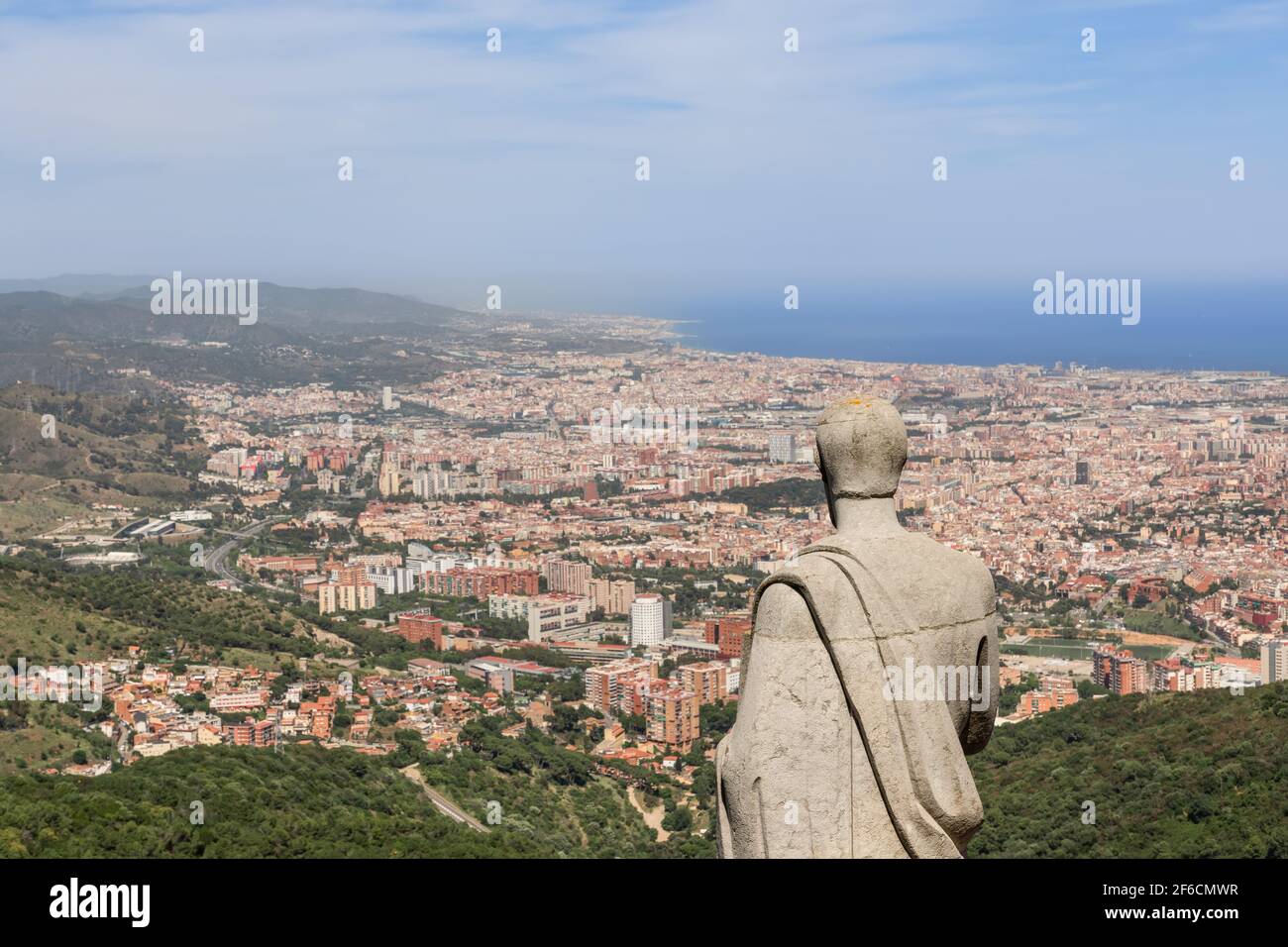 Vista della città dal Tempio Sacro cuore di Gesù sulla collina Tibidabo a Barcellona, Spagna Foto Stock