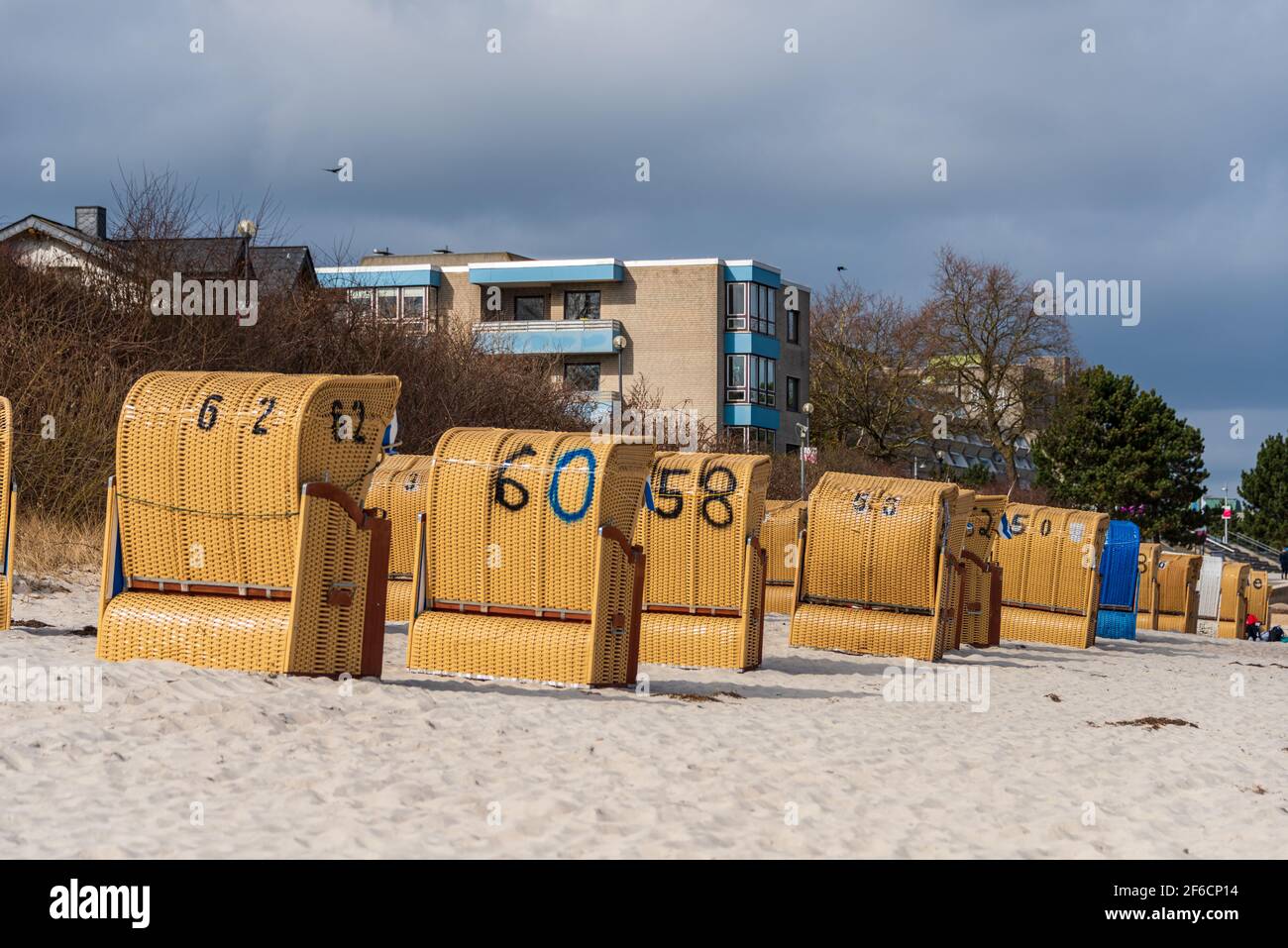Strandkörbe am Strand von Kiel-Schillksee kurz vor Saisoneröffnung Foto Stock