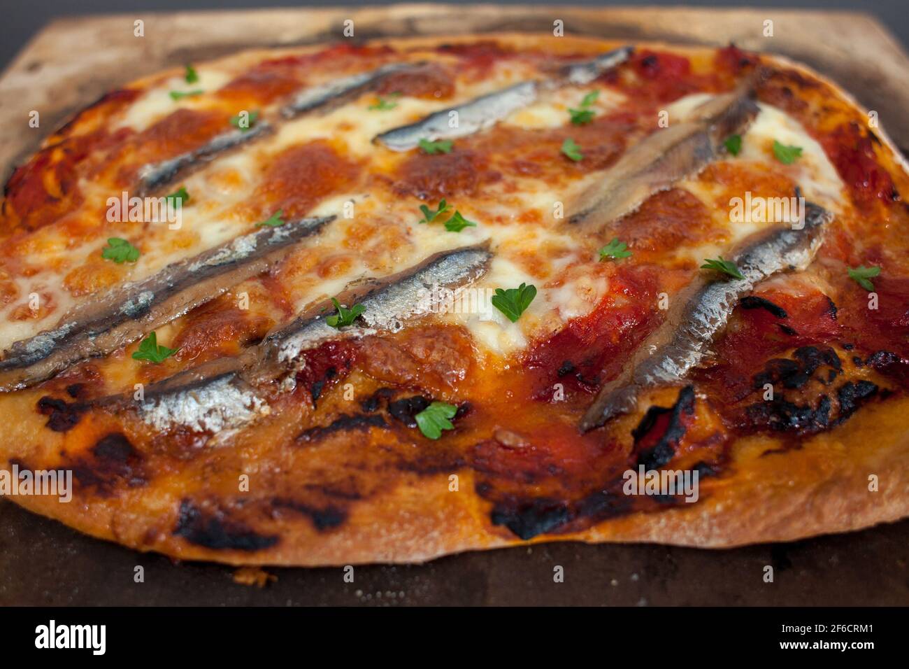 Pizza italiana fatta in casa margherita con acciughe Foto Stock