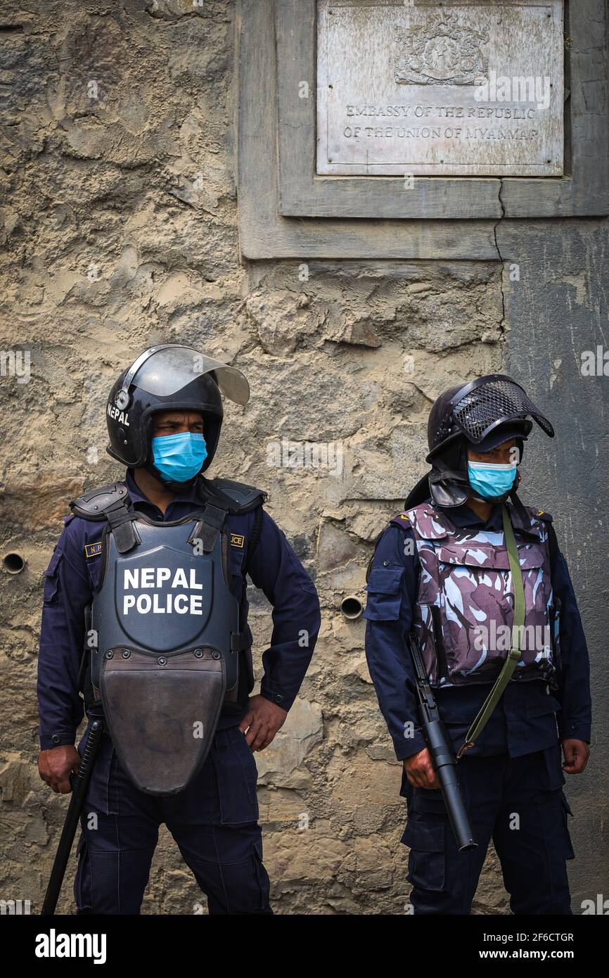 Lalitpur, Nepal. 31 Marzo 2021. Polizia nepalese guardia Ambasciata di Myanmar durante il colpo di Stato militare Myanmar protesta.studenti attivisti sindacali a Lalitpur, marciato verso l'Ambasciata di Myanmar in Nepal in una protesta contro il colpo di Stato militare. L'esercito del Myanmar ha arrestato il consigliere di Stato del Myanmar Aung San Suu Kyi il 01 febbraio 2021 e ha dichiarato uno stato di emergenza mentre coglie il potere nel paese per un anno dopo aver perso l'elezione contro la Lega nazionale per la democrazia (NLD). (Foto di Sujan Shrestha/SOPA Images/Sipa USA) Credit: Sipa USA/Alamy Live News Foto Stock