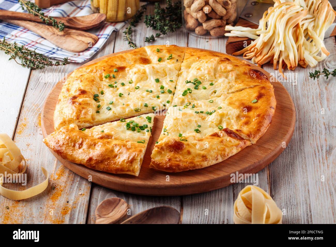 Khachapuri pane piatto al forno georgiano con formaggio Foto Stock