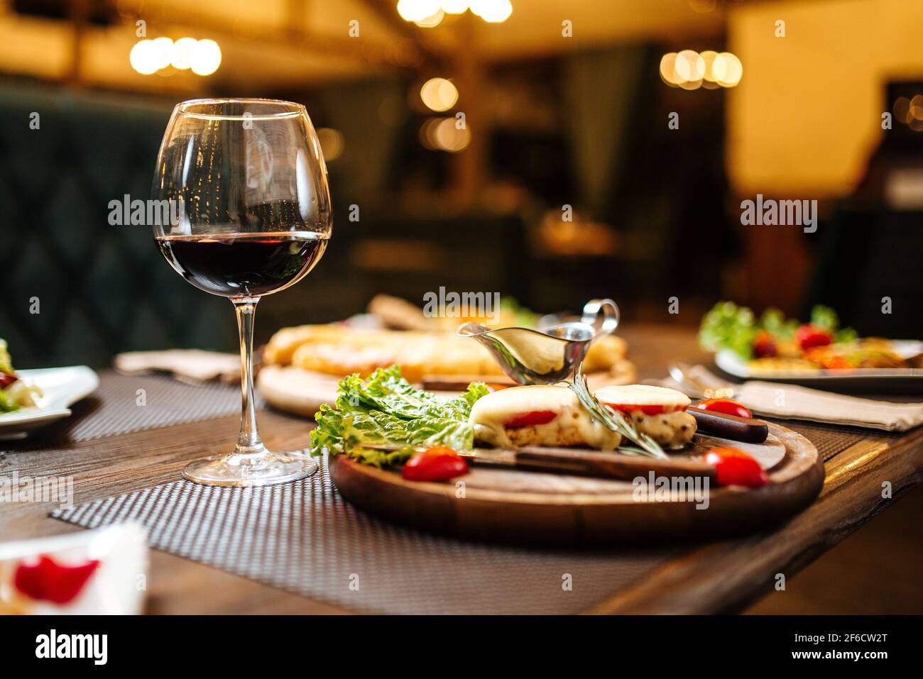 Cena serale con cena a base di vino sfuocata Foto Stock