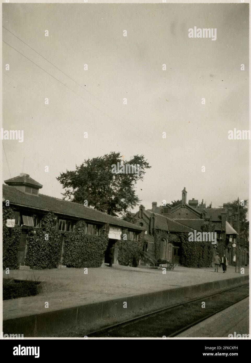 La stazione fu costruita nel 1885-86. Station House costruito nel 1886. Con marcatura K 1986. Stazione ricostruita nel 1917. Un'estensione in mattoni in un piano nel 1912, dove sono ospitati tutti i locali della spedizione. Nel 1917, un edificio simile è stato costruito sul lato sud dell'ufficio postale. Trazione elettrica nel 1934. Foto Stock