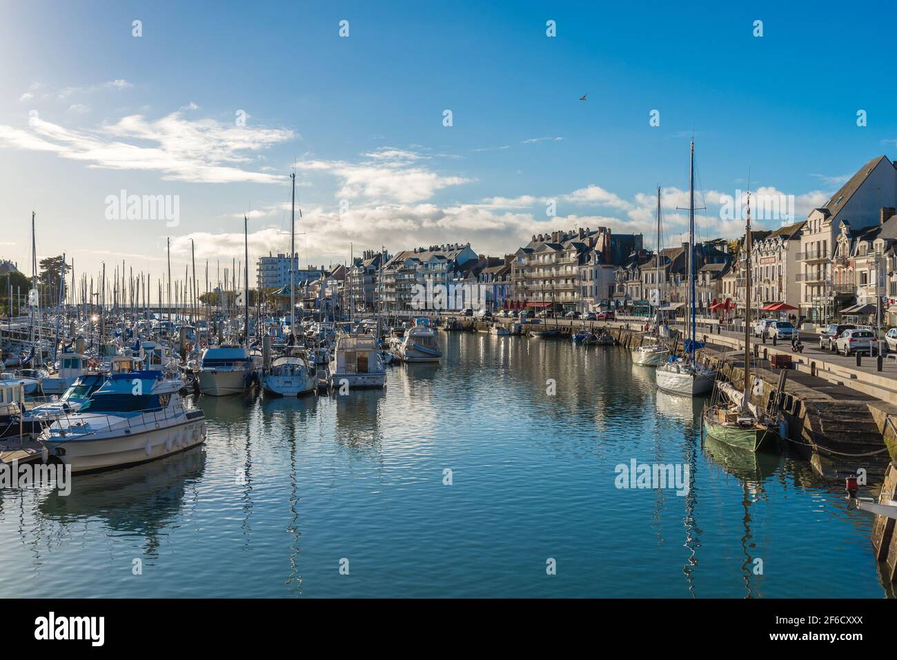 Barche e barche a Port du Pouliguen Loire-Atlantique in Bretagna, Francia Foto Stock