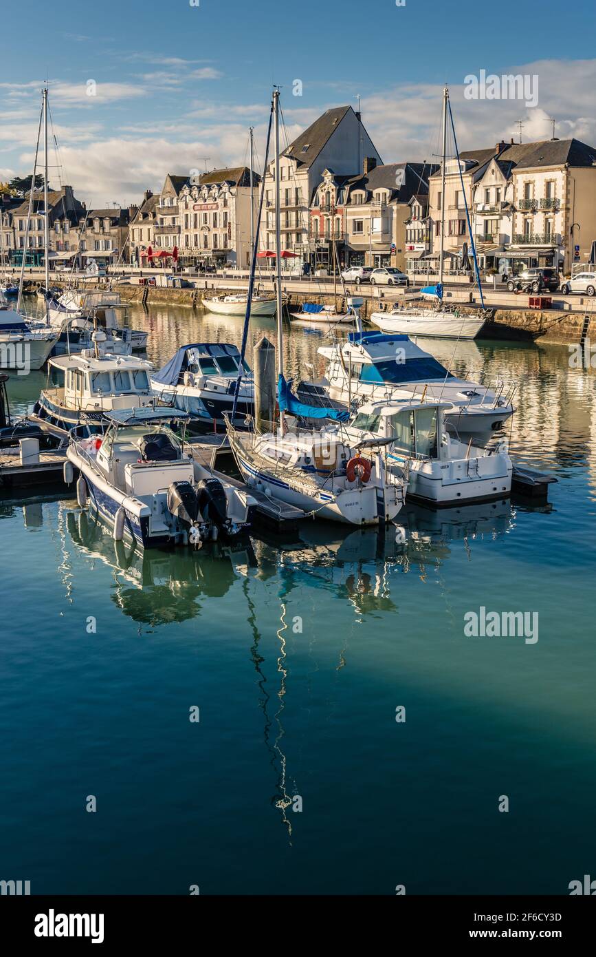 Barche e barche a Port du Pouliguen Loire-Atlantique porto in Bretagna, Francia Foto Stock