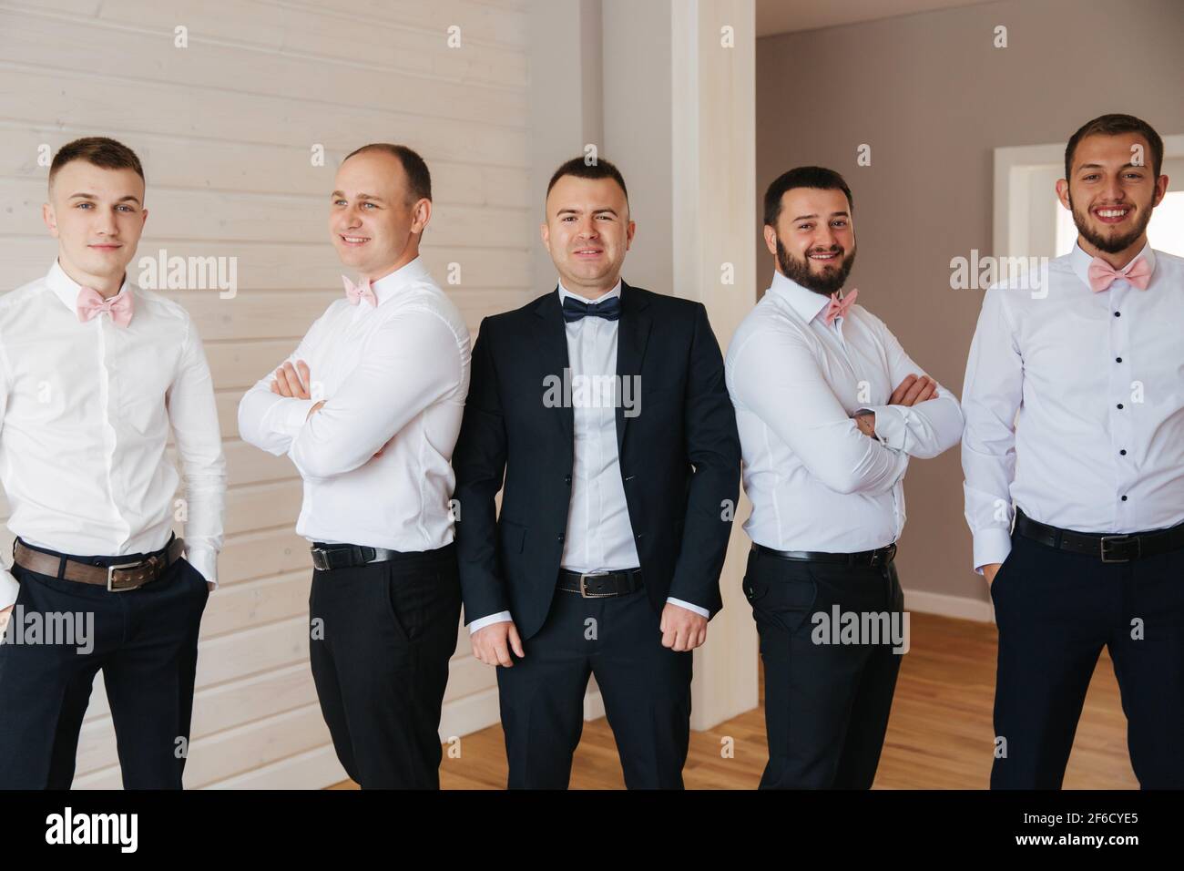 Bello sposo con il suo sposo a casa. Cinque uomini. Sposo vestito con abito occhielli in camicia bianca. Ragazzi divertenti al matrimonio Foto stock Alamy