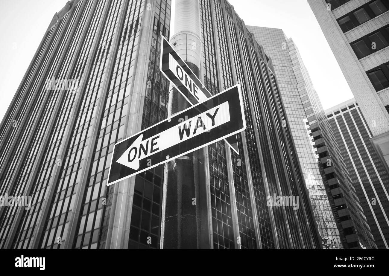 Indicazioni stradali a senso unico su un lampione, New York City, USA. Foto Stock