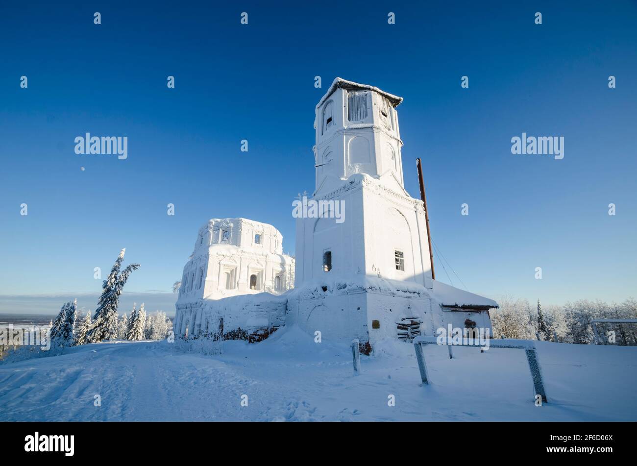 Un tempio abbandonato in pietra sulla cima di una collina. Collina rossa. Distretto di Pinezhsky Regione di Arkhangelsk Foto Stock