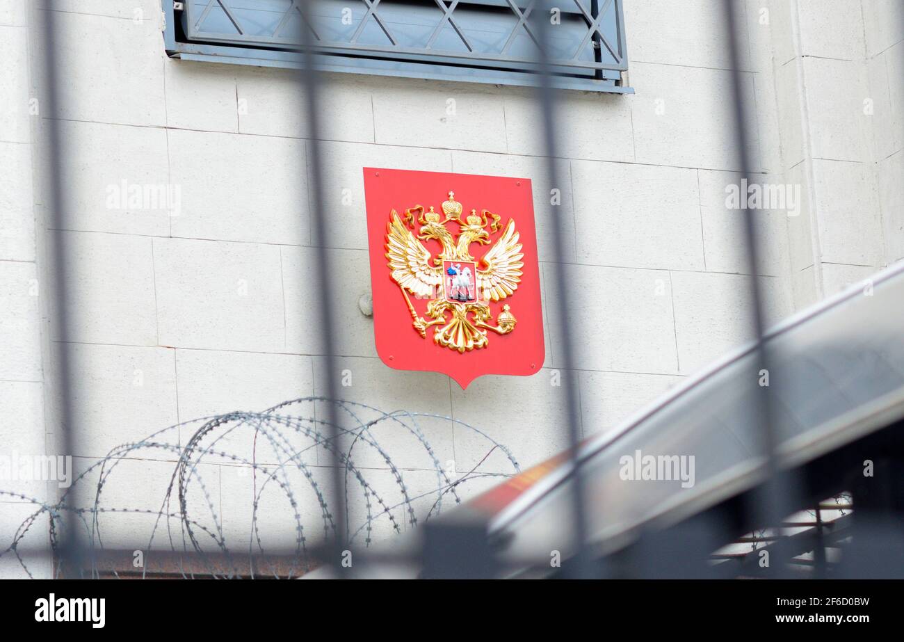 Filo spinato e stemma sopra l'ingresso principale Alla costruzione dell'ambasciata di Russia a Kiev Foto Stock