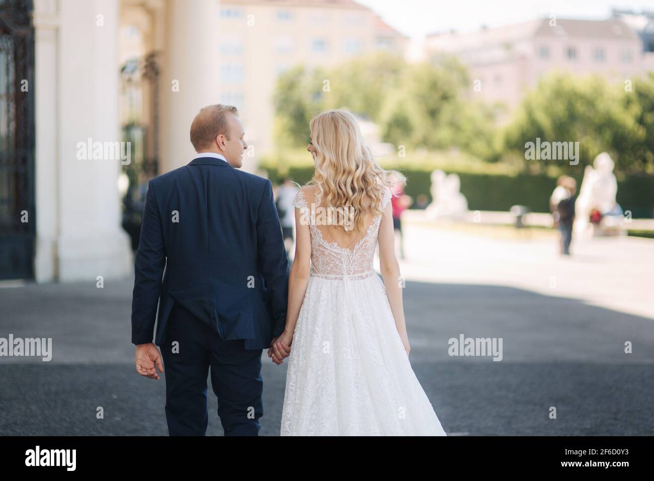 Moglie e suo marito camminano vicino al palazzo e trascorrono del tempo in togeter Foto Stock
