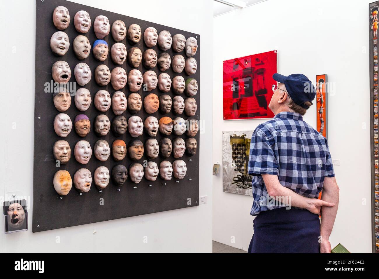 Visitatore che guarda le opere d'arte all'Other Art Fair 2018, Londra, Regno Unito Foto Stock