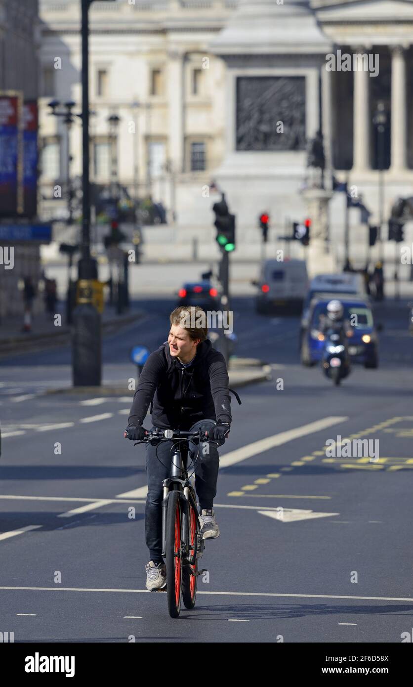 Londra, Inghilterra, Regno Unito. Ciclista a Whitehall, guardando verso Trafalgar Square Foto Stock