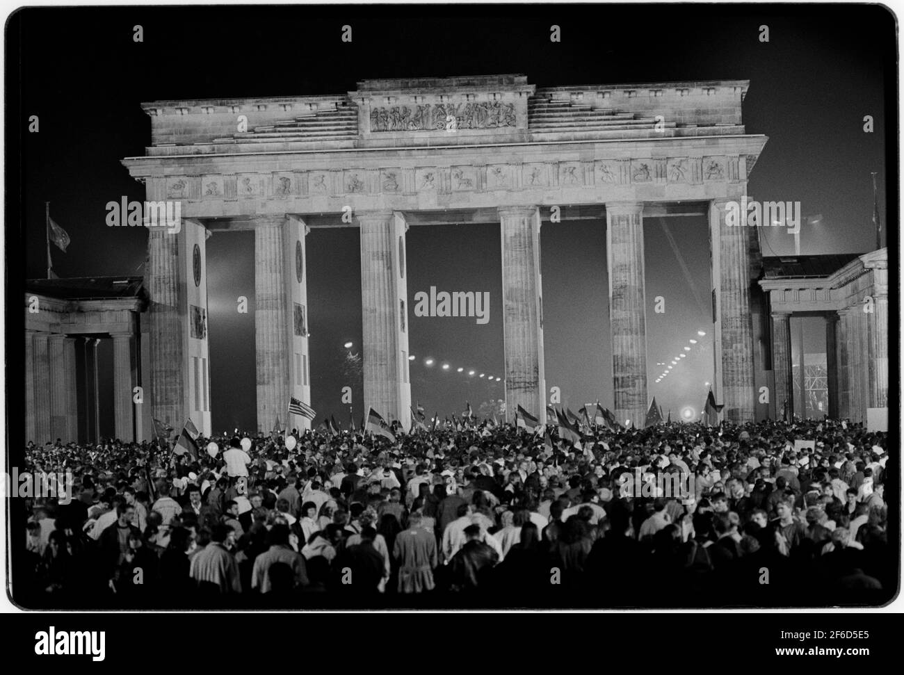 Berlino Germania. Riunificazione giorno e notte 3 ottobre 1990 i tedeschi  orientali e occidentali celebrano la riunificazione di fronte alla porta di  Brandenberg Wikipedia qui sotto: La riunificazione tedesca (in tedesco:  Deutsche