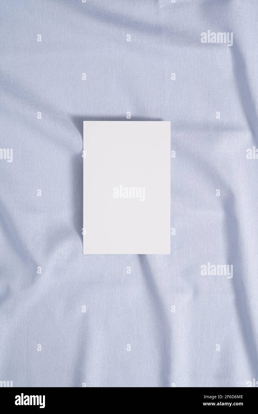 Scheda bianca vuota in un colore blu neutro tessile Foto Stock