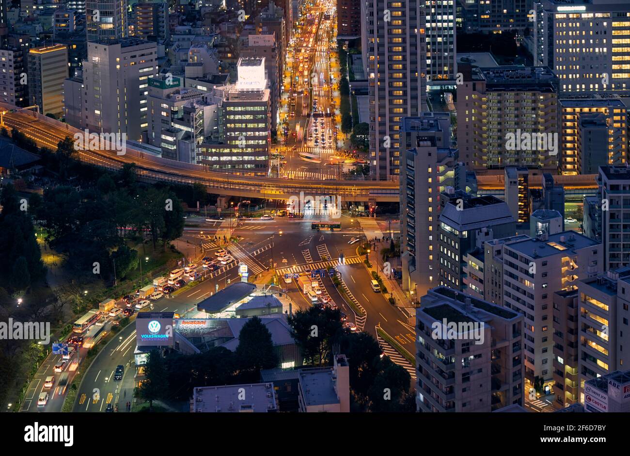 Tokyo, Giappone - 23 ottobre 2019: Ponte Akabane sul viale Sakurada-dori illuminato di notte. La vista dalla Tokyo Tower Observation Foto Stock