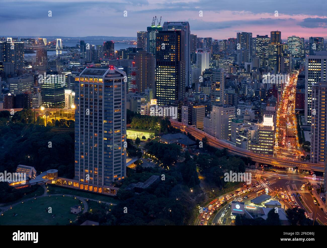 Tokyo, Giappone - 23 ottobre 2019: La vista del Parco Shiba e le luci luminose del viale Sakurada-dori dalla Torre di Tokyo alla direzione della baia di Tokyo al n. Foto Stock