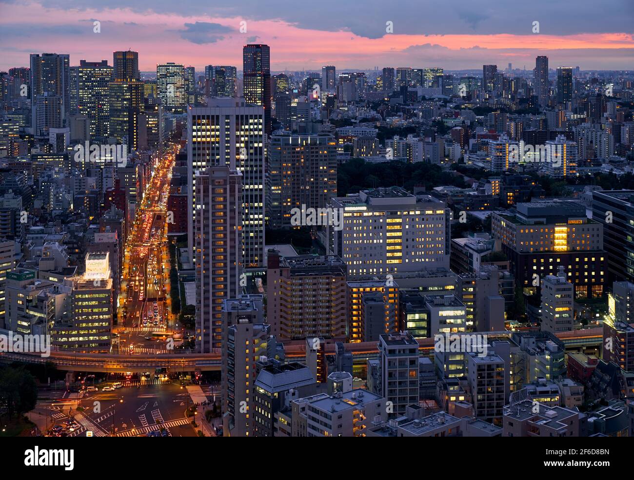 Tokyo, Giappone - 23 ottobre 2019: Vista dei grattacieli del centro della città di Minato con le luci luminose del viale Sakurada-dori dalla Torre di Tokyo Foto Stock