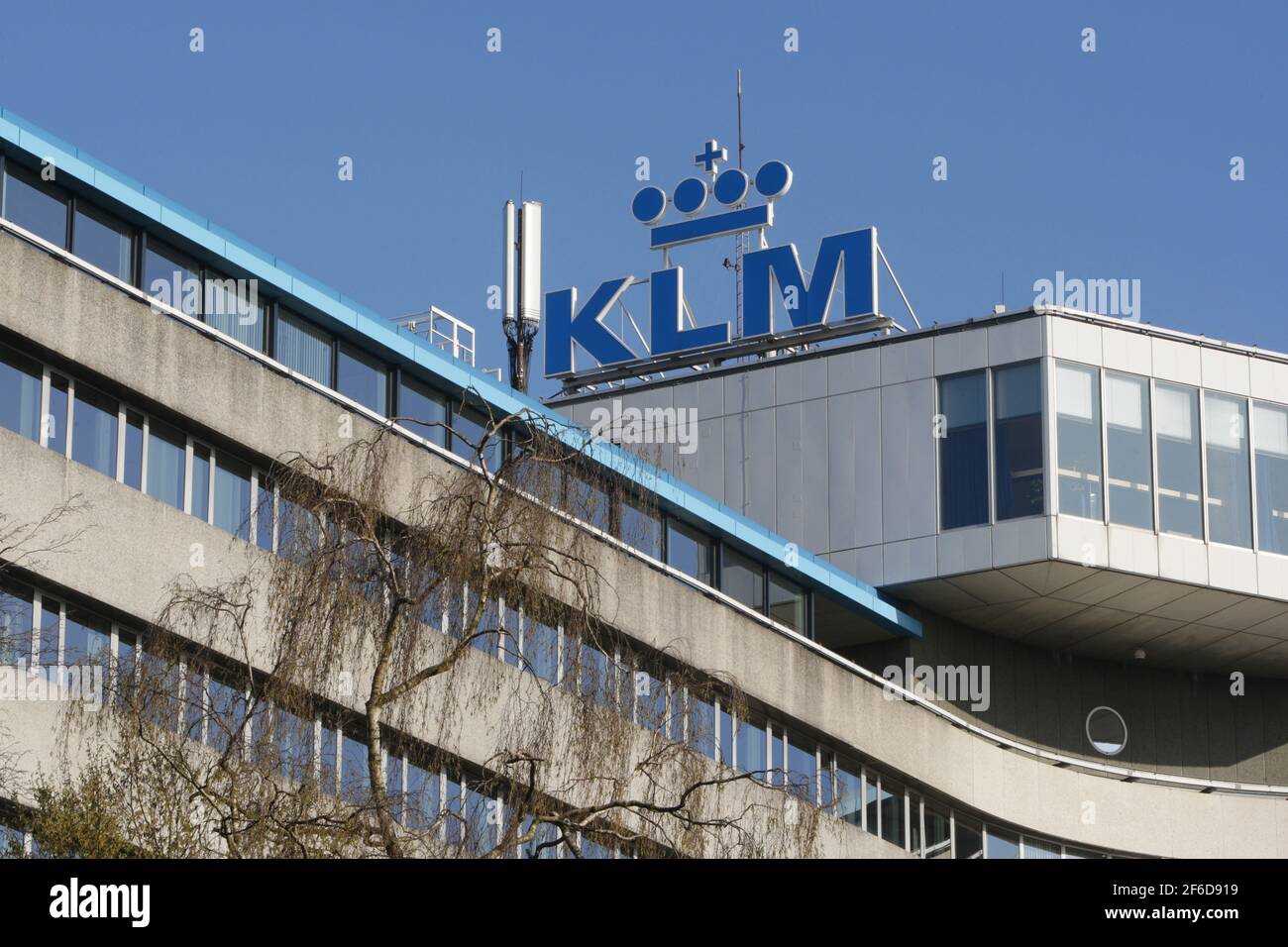 Picte mostra il logo KLM è esposto presso la sede centrale di KLM-AIR  FRANCE il 30 marzo 2021 ad Amsterdam, Paesi Bassi. Airline Air France-KLM  ha registrato una perdita di 7,1 miliardi