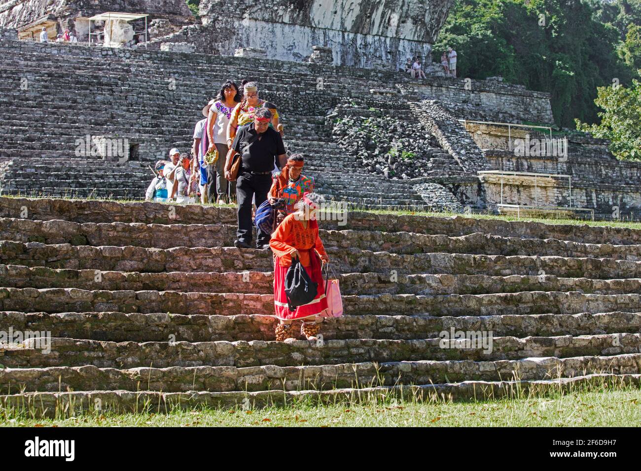 Turisti e messicani in abiti tradizionali Maya che celebrano l'equinozio di primavera al sito pre-colombiano della civiltà Maya di Palenque, Chiapas, Messico Foto Stock