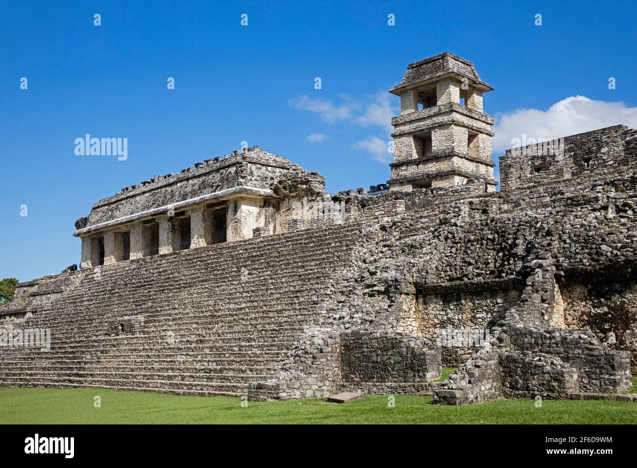 Palazzo con Torre di osservazione presso il sito della civiltà Maya precolombiana di Palenque, Chiapas, Messico meridionale Foto Stock
