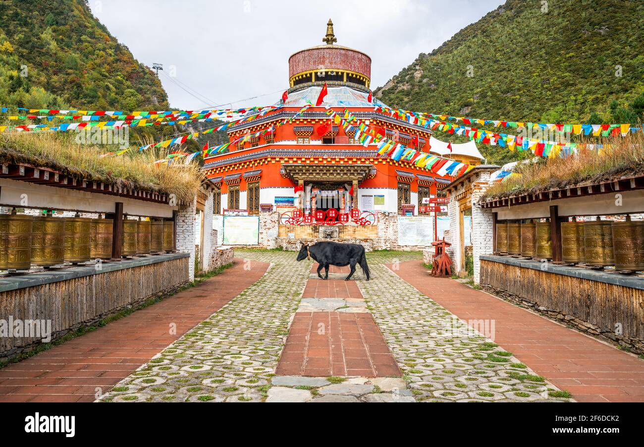 Shangrila Cina , 10 ottobre 2020 : costruzione d'ingresso della montagna di neve Shika della zona panoramica della valle della Luna Blu in Cina Shangri-la Yunnan Foto Stock