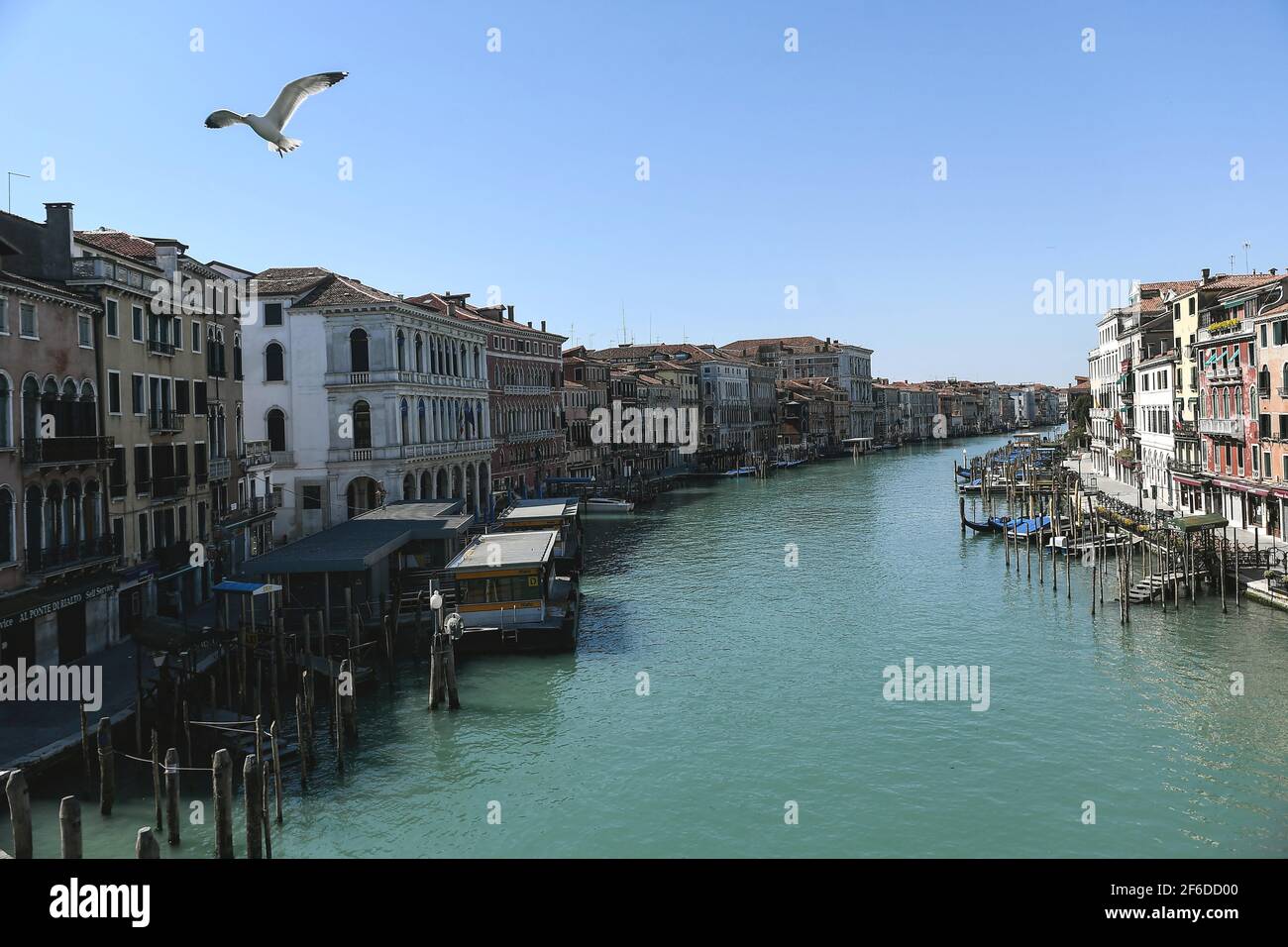 Italia, Venezia, 9 aprile 2020 : una Venezia vuota, durante il blocco del coronavirus italiano. Nella foto Canal Grande senza traffico Foto © Matteo Bia Foto Stock