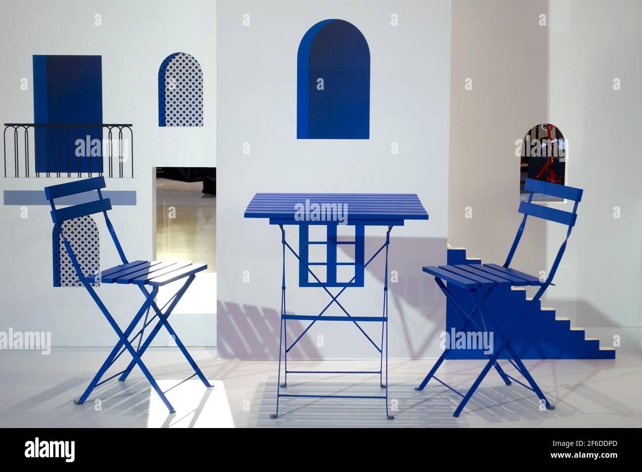 Concetto di Santorini. Display caratterizzato da colori minimalisti tradizionali blu e bianco associati con l'isola greca. Foto Stock