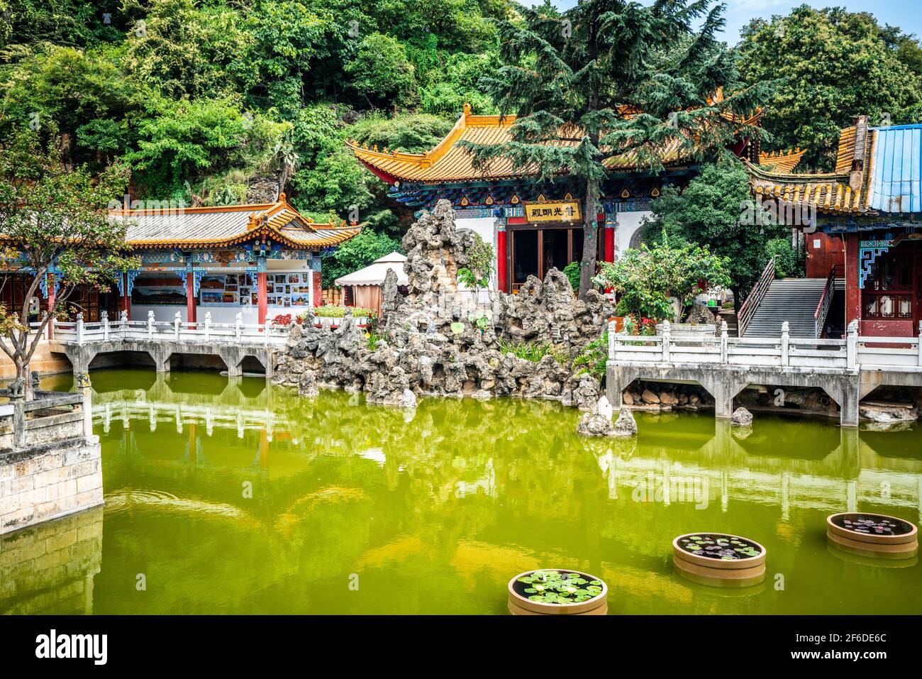 Yuantong tempio buddista vista con edifici e stagno d'acqua in Kunming Yunnan Cina Foto Stock