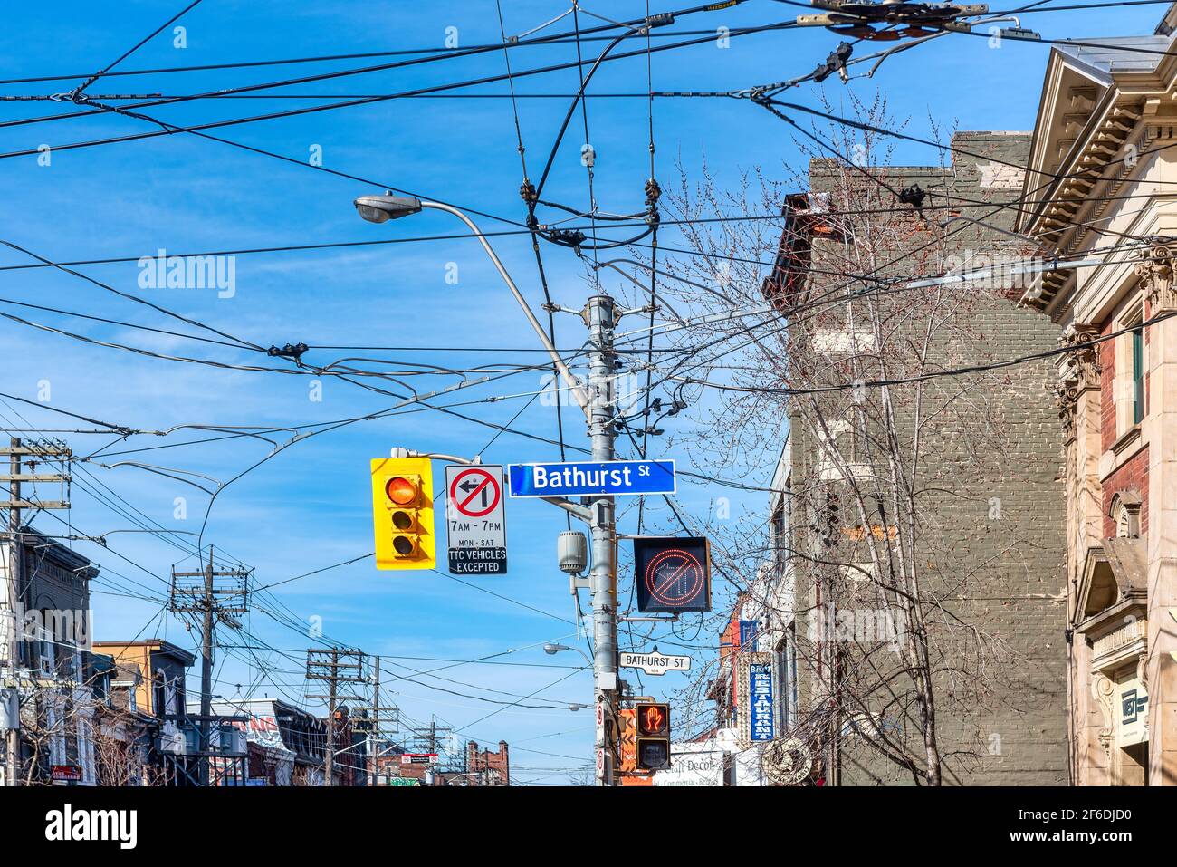 Cavi incrociati di tram e rete elettrica in via Bathurst Foto Stock