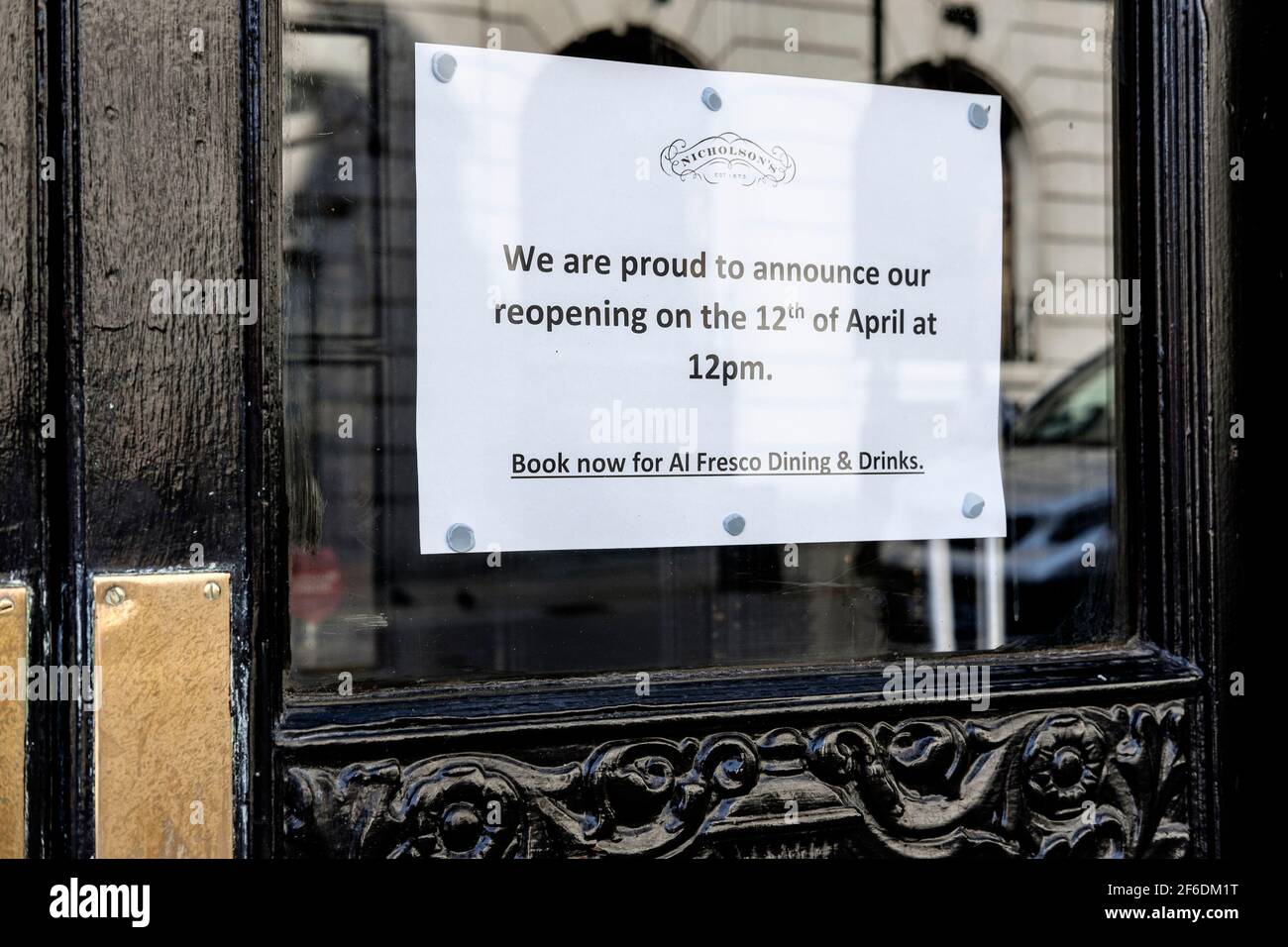 Firma sulla finestra del pub che annuncia la sua riapertura a seguito del governo britannico allentamento di Covid restrizioni che permette pub, ristoranti e caffè in Inghilterra di riaprire per il servizio all'aperto solo dal 12 aprile 2021. Londra, Regno Unito Foto Stock