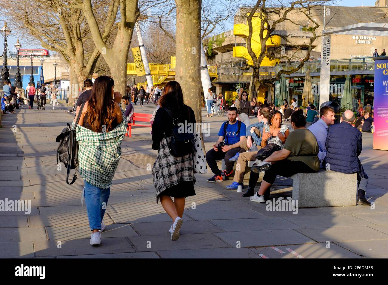 Le persone che godono del sole primaverile sulla South Bank di Londra a seguito dell'allentamento da parte del governo britannico delle restrizioni di Covid che permettono a gruppi di un massimo di sei persone o due famiglie in Inghilterra di incontrarsi all'esterno. Foto Stock