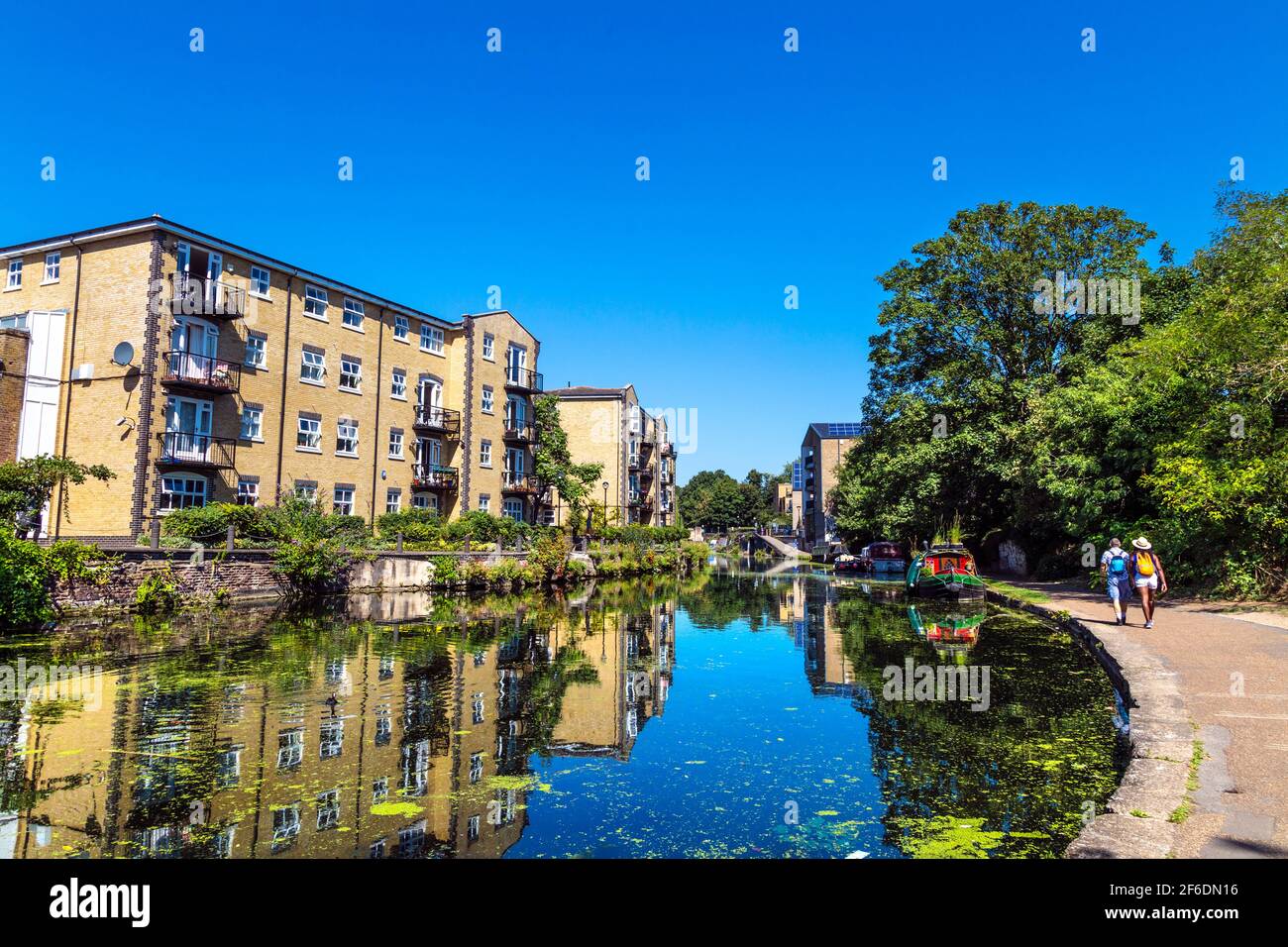 Persone che camminano sull'alzaia di Regents Canal vicino a Mile End e Victoria Park, Londra, Regno Unito Foto Stock