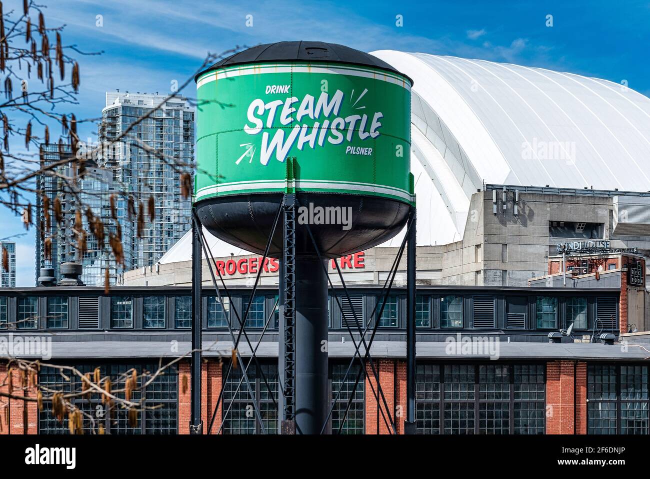 Steam Whistle Brewery segno o logo in un'acqua sopraelevata serbatoio di stoccaggio Foto Stock