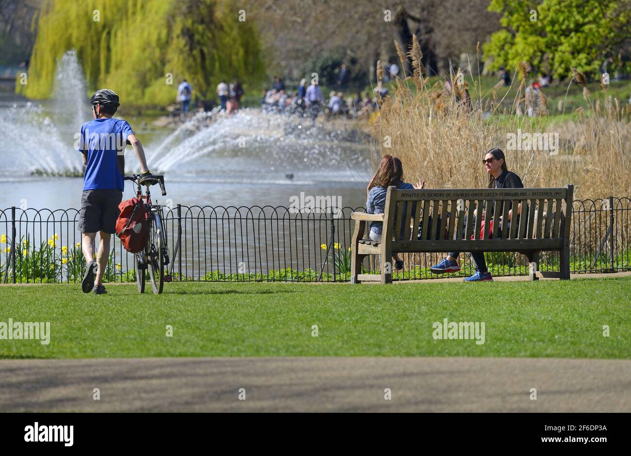 Londra, Inghilterra, Regno Unito. Le persone che godono del sole nel St James's Park a temperature intorno a 23°C il giorno più caldo di marzo in più di 50 anni (30 marzo Foto Stock