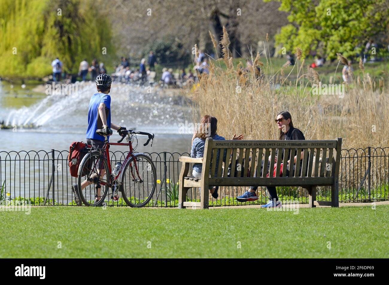 Londra, Inghilterra, Regno Unito. Le persone che godono del sole nel St James's Park a temperature intorno a 23°C il giorno più caldo di marzo in più di 50 anni (30 marzo Foto Stock