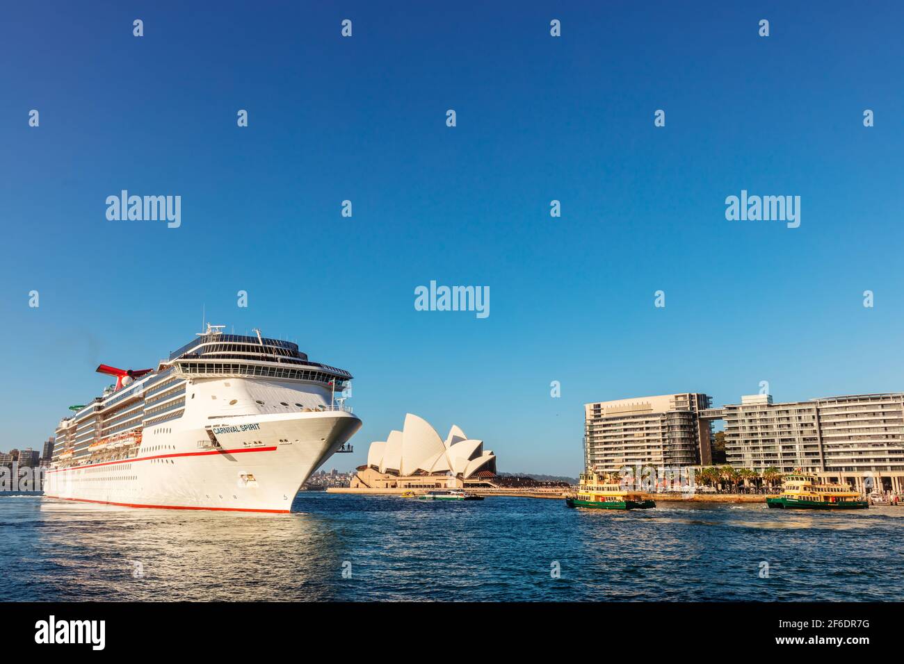 Grande nave da crociera al Porto di Sydney, con l'Opera House sullo sfondo, NSW, Australia. Foto Stock