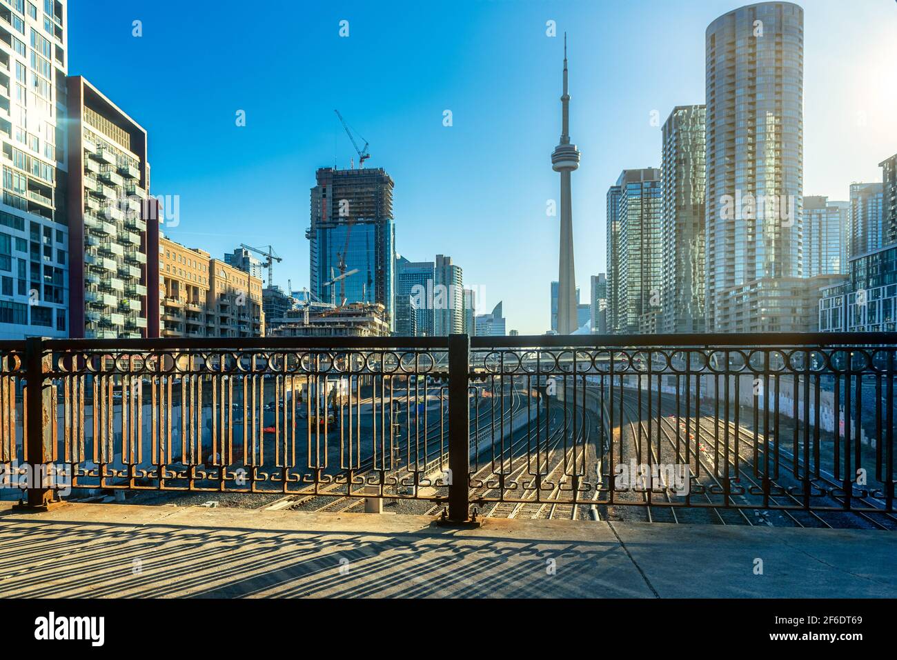 La CN Tower, simbolo canadese e punto di riferimento internazionale, è vista da un punto di vista insolito Foto Stock