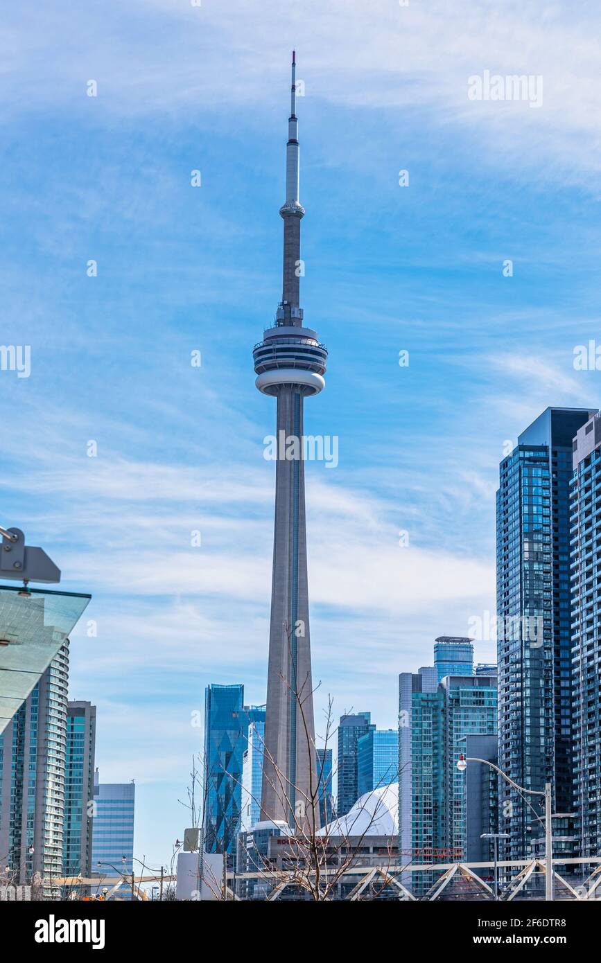 La CN Tower, simbolo canadese e punto di riferimento internazionale, è vista da un punto di vista insolito Foto Stock