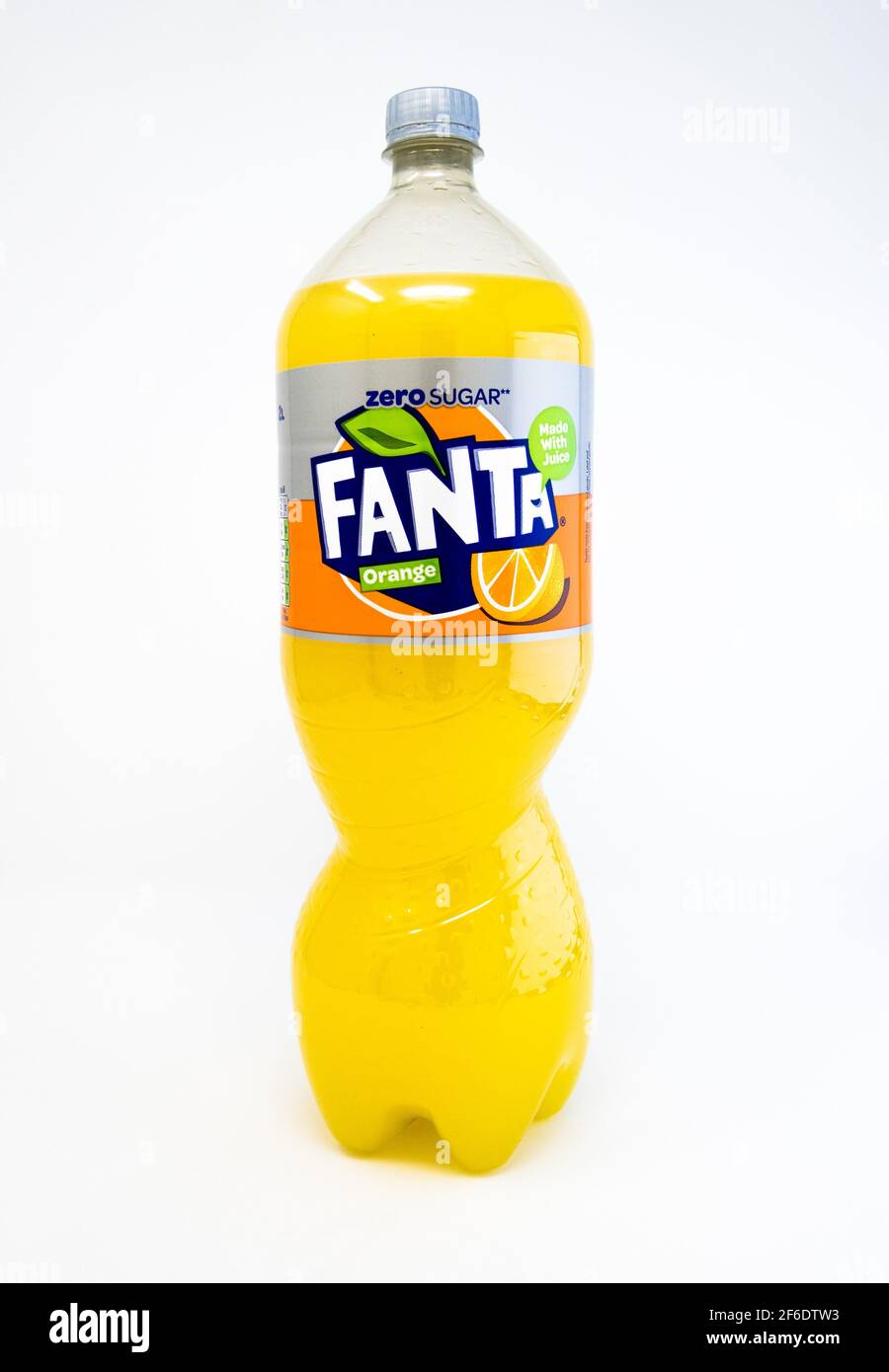 Grande bottiglia plactica di zucchero Fanta zero bevanda frizzante all'arancia. Foto Stock