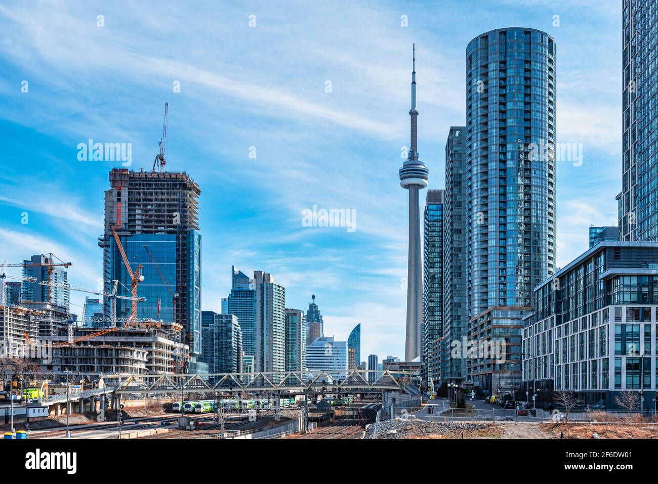 La CN Tower, simbolo canadese e punto di riferimento internazionale, è vista da un punto di vista insolito Foto Stock