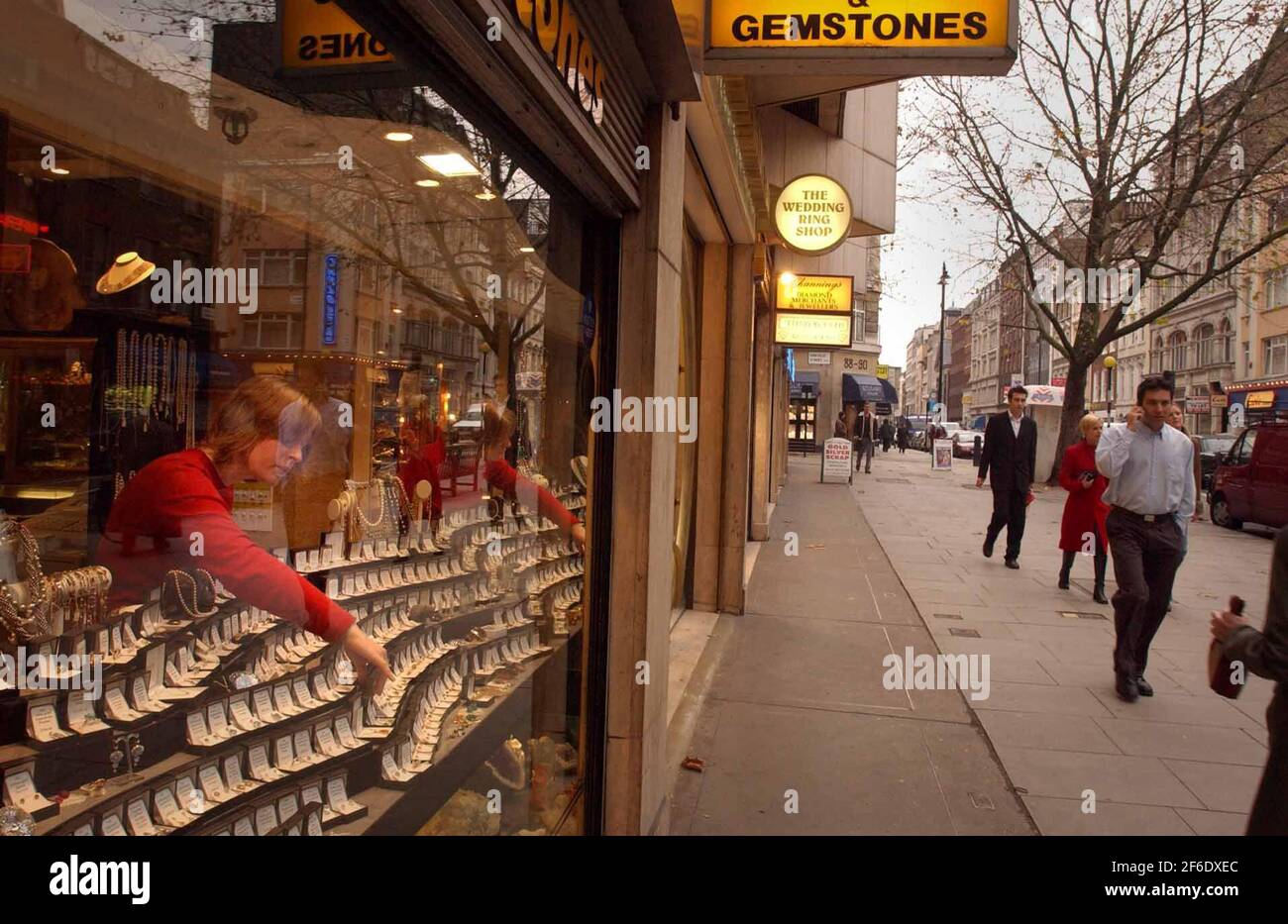 HOLTS IN HATTON GARDEN,LONDON.21/11/03 PILSTON Foto Stock