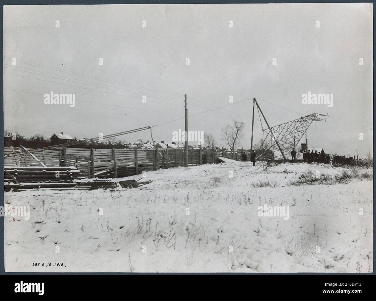 Immagine invernale con cavalli da lavoro per la disposizione del polo di alimentazione. Foto Stock