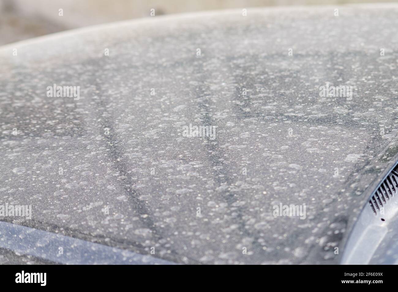 Pioggia di fango o pioggia di polvere africana effetti con gocce di polvere sulle auto Foto Stock