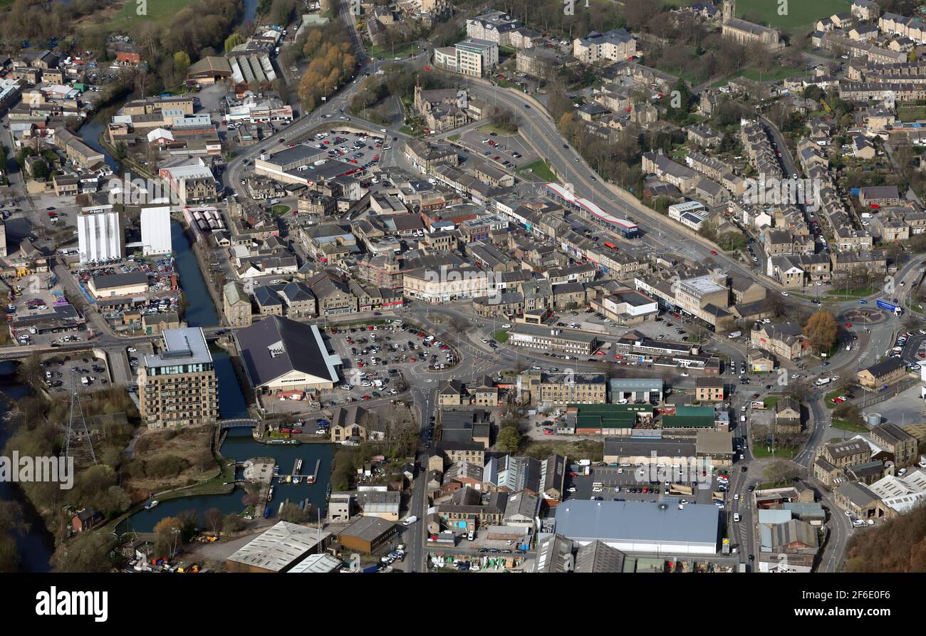 Vista aerea del centro di Brighouse dall'Est con Negozio Lidl in primo piano e Sainsburys al Svolta a sinistra sul fiume Calder Foto Stock