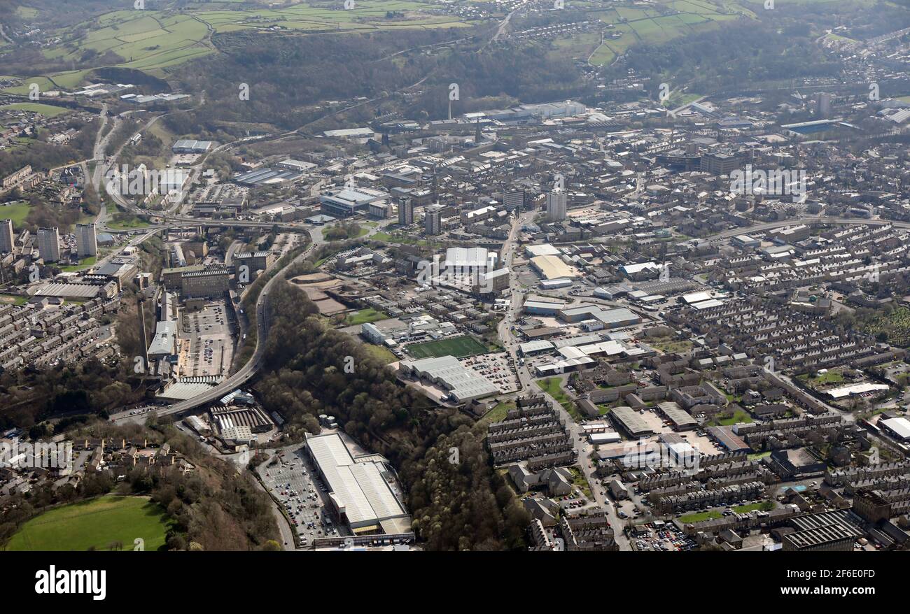 Vista aerea di Halifax dal Nord Ovest guardando giù Pellon Lane verso il centro città, con Crossley Retail Park in primo piano Foto Stock Vista aerea di Halifax dal Nord Ovest guardando giù Pellon Lane verso il centro città, con Crossley Retail Park in primo piano Foto Stock